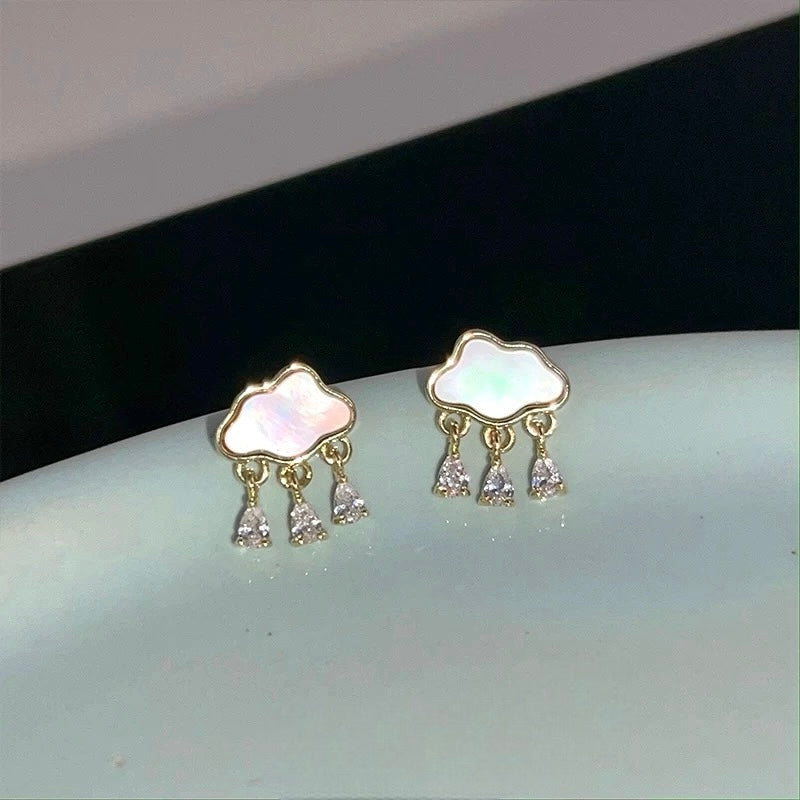 Mini cloud earrings in gold tone