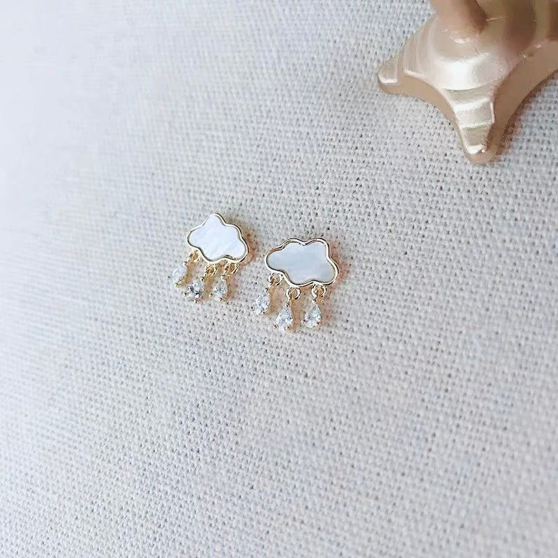 Mini cloud earrings in gold tone