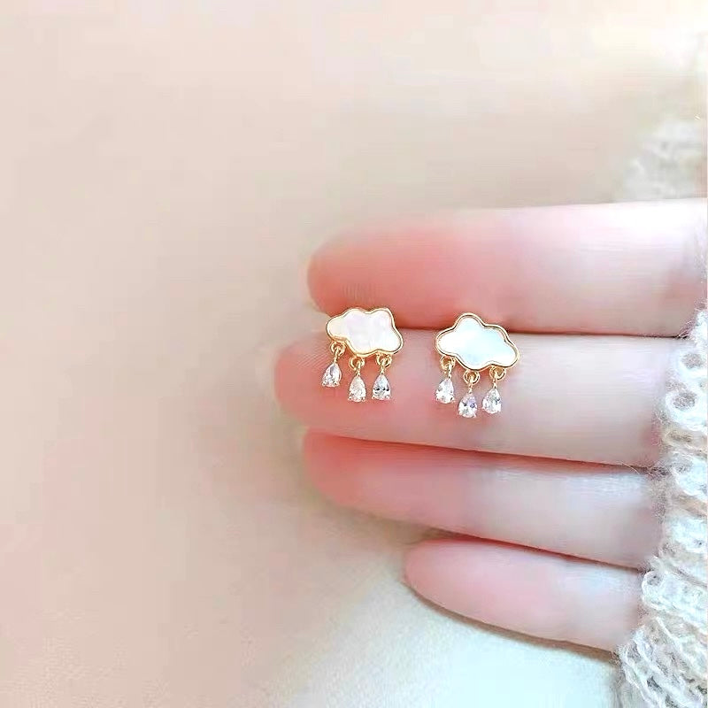 Mini cloud earrings in gold tone