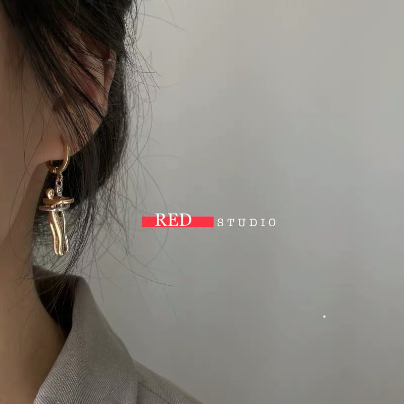 Hug pendant earrings