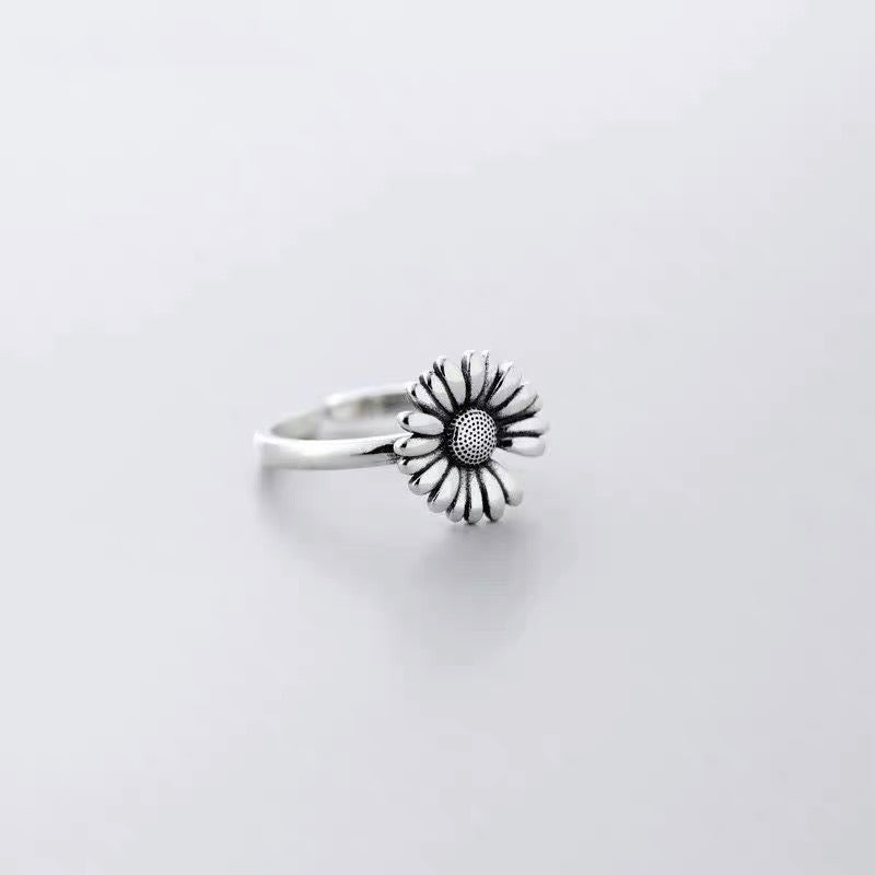 Oxidised s925 sterling silver daisy ring