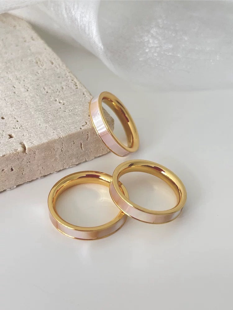 Mother of pearl titanium Steel ring in gold